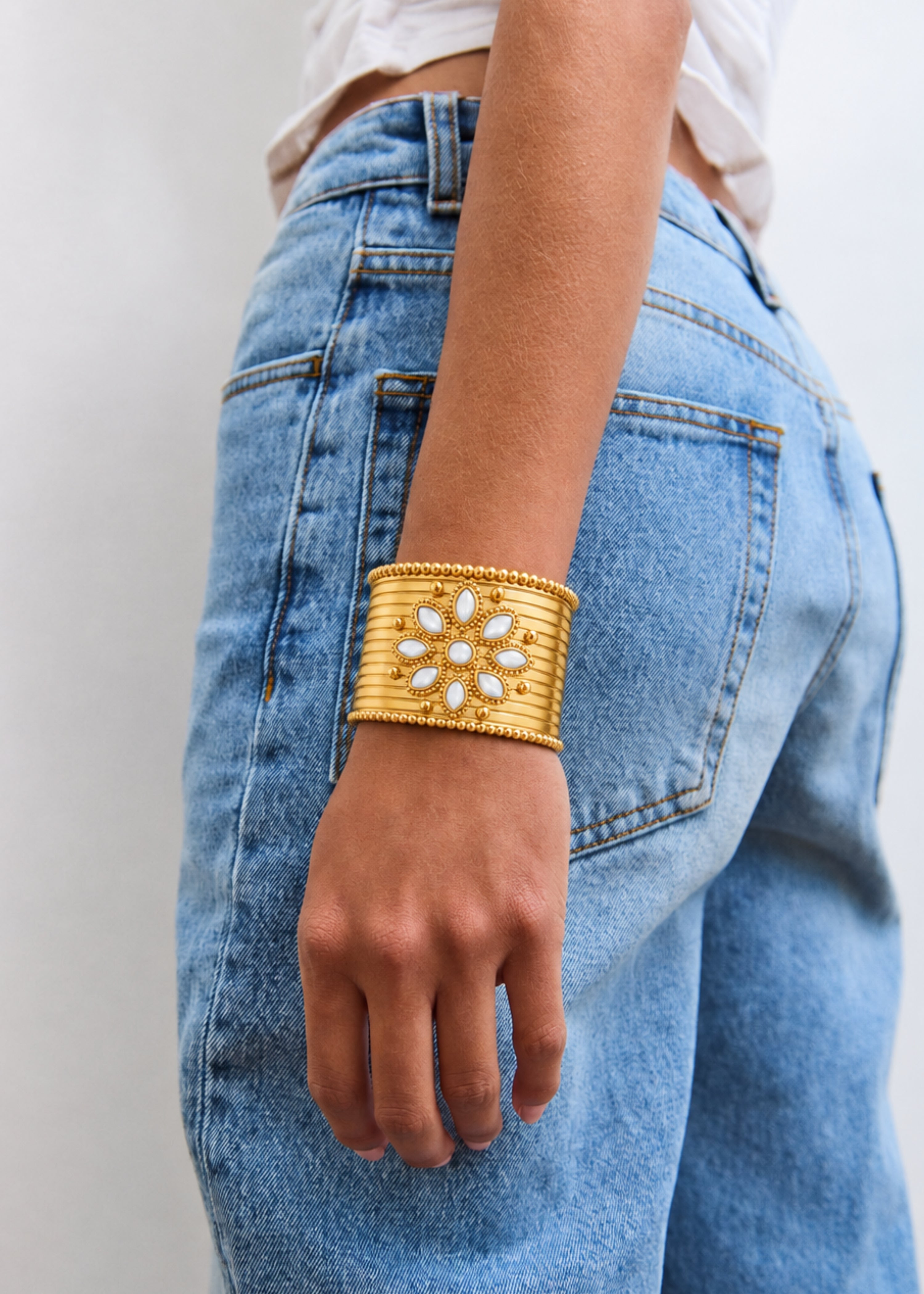 Aura cuff bracelet Image 3